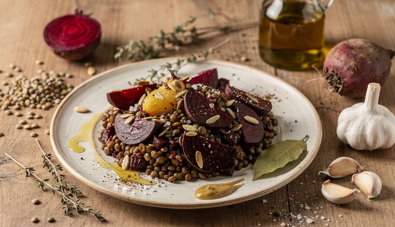 Recette de salade de lentilles aux betteraves rôties et sauce ail confit
