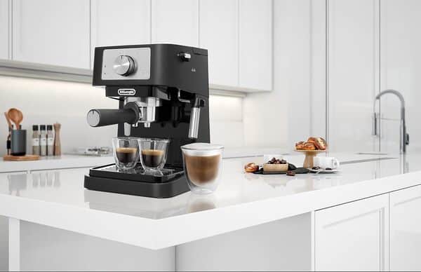 De'Longhi Stilosa EC 260.BK – Machine à porte-filtre traditionnelle avec tambour, mousseur à lait professionnel pour poudre expresso ou ESE, réservoir d'eau de 1 l, noir, 1100 W [Classe énergétique A+]