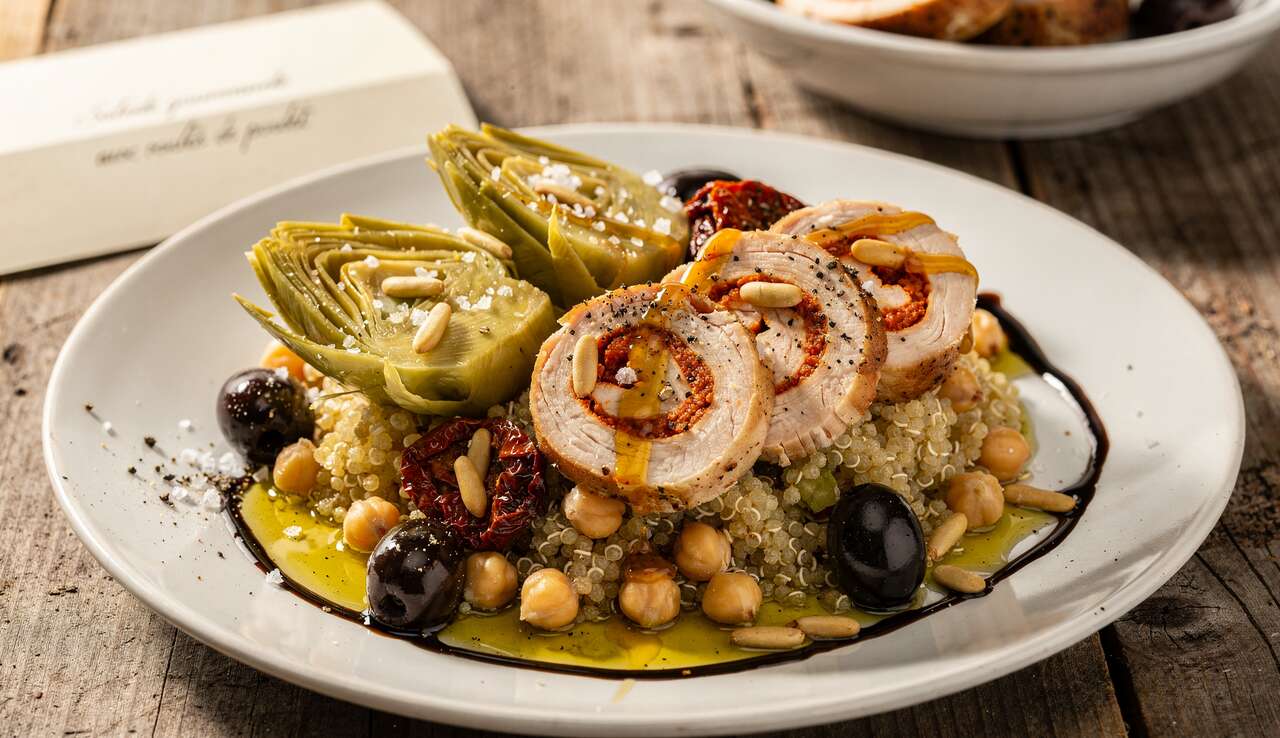 Salade gourmande aux roulés de poulet : recette savoureuse