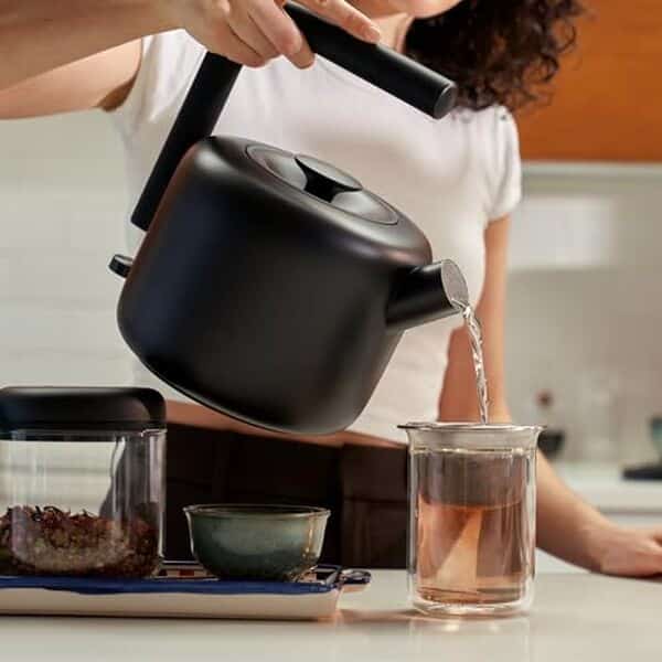 Découvrez notre test complet de la bouilloire électrique Clyde de Fellow : design moderne en acier inoxydable, performance optimale pour vos pauses thé et café quotidiennes.