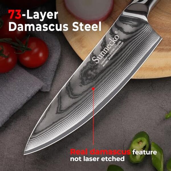 Découvrez notre test détaillé du set de couteaux Sunnecko : qualité, performance et design en 73 couches d'acier Damas, l'essence du tranchant ultime pour votre cuisine