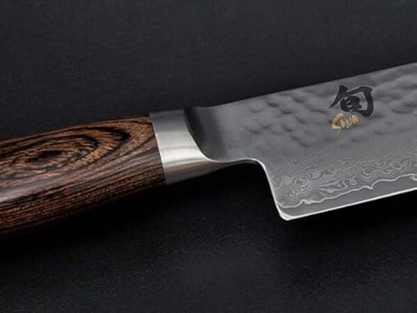 Découvrez notre test détaillé du couteau Santoku Kai Shun Premier Tim Mälzer 18 cm : qualité, performance et design du modèle signature du chef Tim Mälzer.