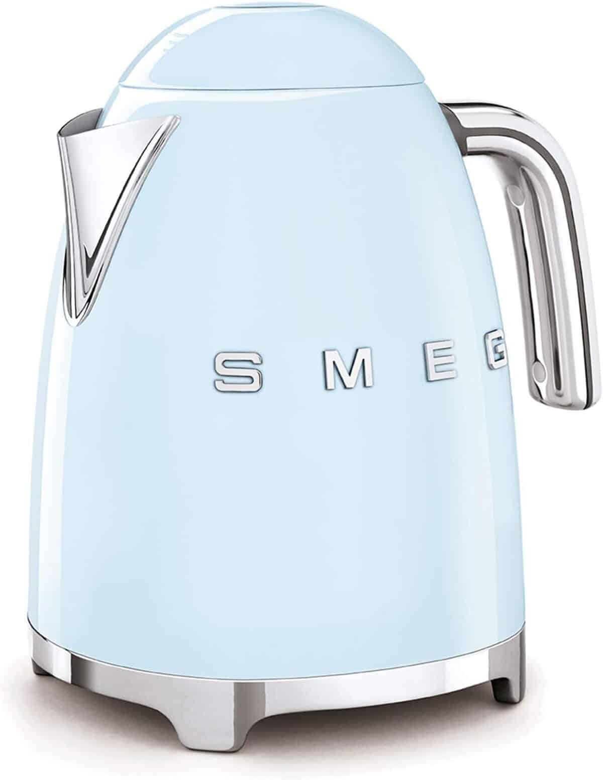 Test : bouilloire électrique Smeg Klf03pbeu 2400W, design et performance
