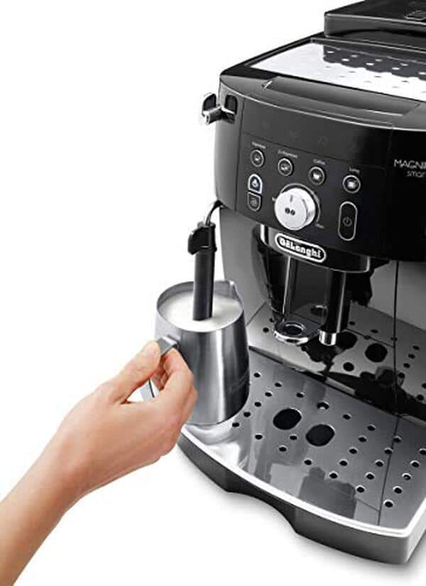 Découvrez notre test complet de la machine à café De'Longhi Magnifica S Smart Ecamm230.13.B : performances espresso, cappuccino et fonctionnalités intelligentes analysées en détail.