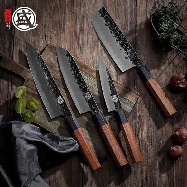 Découvrez notre avis détaillé sur le set de couteaux japonais Mitsumoto Sakari : qualité de fabrication, performance en cuisine et rapport qualité-prix analysés.